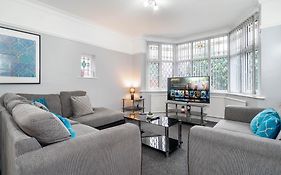 5 Bedroom House - 11 Guests - Garden - Wifi - Smart Tv - Top Rated - Large Driveway 4 Multiple Vehicles - Perfect For Contractors