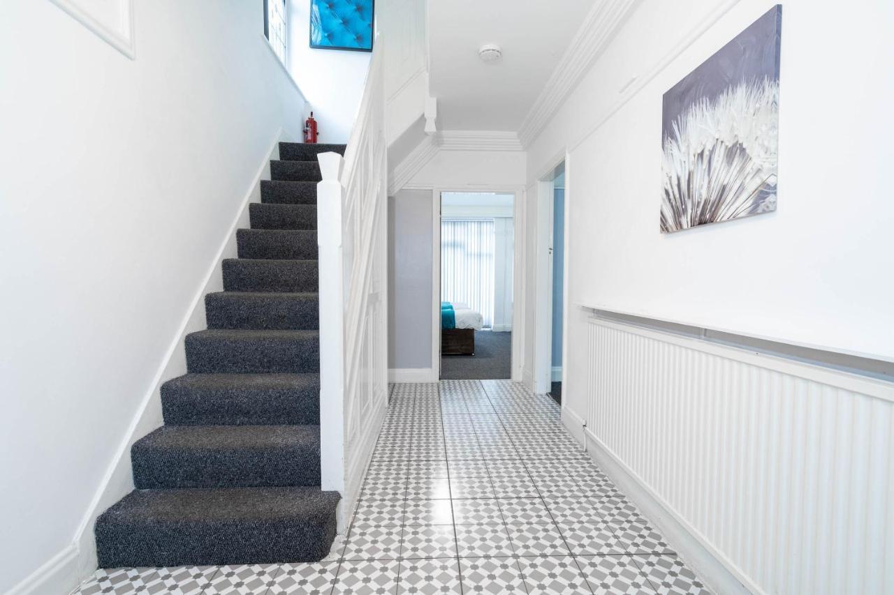 5 Bedroom House - 11 Guests - Garden - Wifi - Smart Tv - Top Rated - Large Driveway 4 Multiple Vehicles - Perfect For Contractors Birmingham Exterior photo
